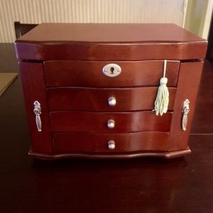 Beautiful like new Jewelry box ❤️